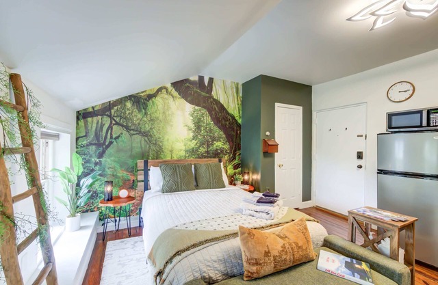 OLD TOWN Nature Oasis! Block 2 King! 99 Walk Score