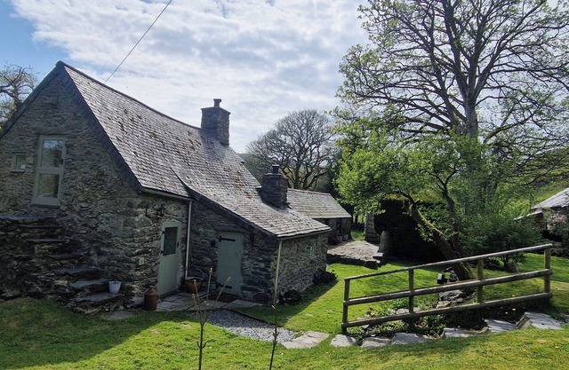 OLD TY'N Y WERN, pet friendly, character holiday cottage in Bala