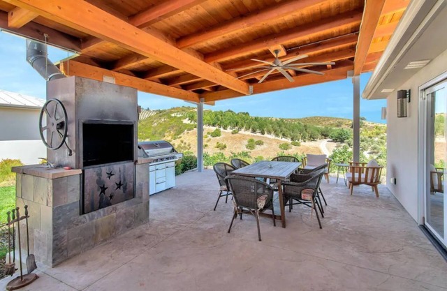 Old Vine House - 360 degree vineyard views!