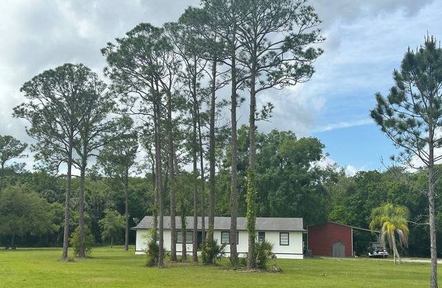 Ole Glory is a Charming 3-bedroom farmhouse in Okeechobee with WiFi, AC