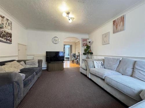 Olive, 3Bedrooms,1 extra Rm, Sleeps 9 with Garden, Free Parking in Grays, Lakeside, London