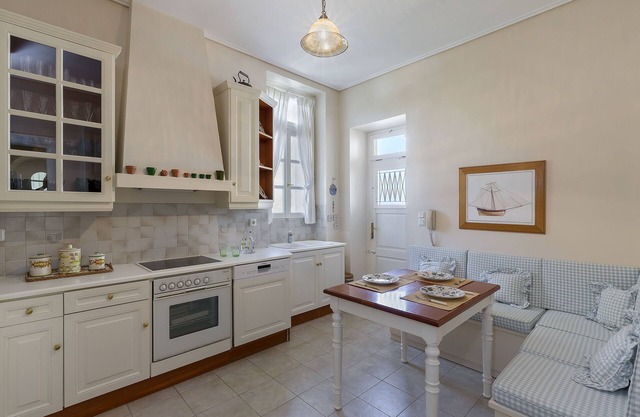 Olive Garden | Neoclassical in the heart of Chora