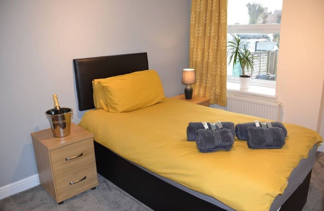 Olive Tree 2 bed Apartment - Stayseekers