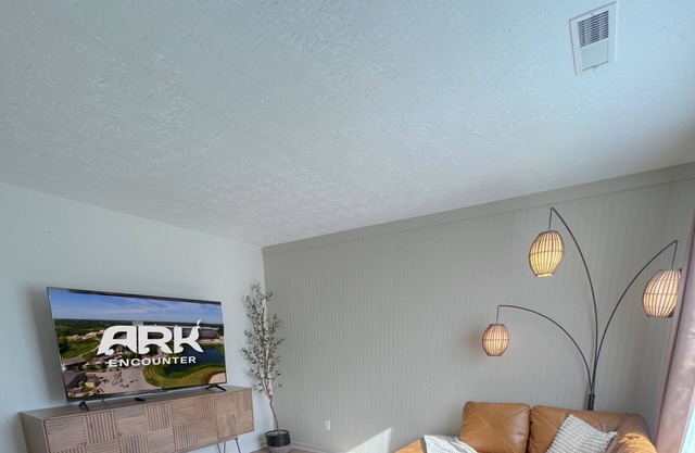 Olive Tree Oasis - 10 Minutes to the Ark!