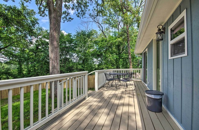Omaha Apartment w/ Yard - 15 Miles to Branson