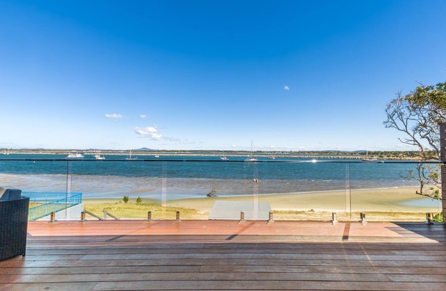 Omaroo - Absolute waterfront location