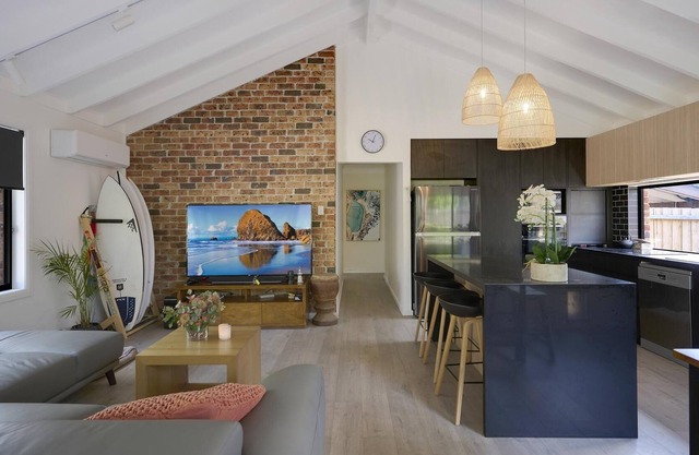 Ombak Haus at North Avoca - Ombak Haus at North Avoca is a great family friendly three bedroom holiday home.a lake.