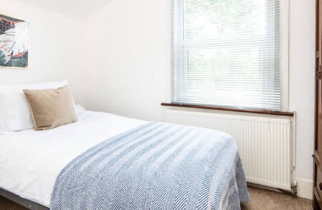 Spacious en-suite in a 5-Bedroom House at Hanwell (2nd Floor)