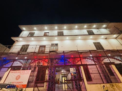 Omji Ram Janki Ashram - 2km from Ram Temple