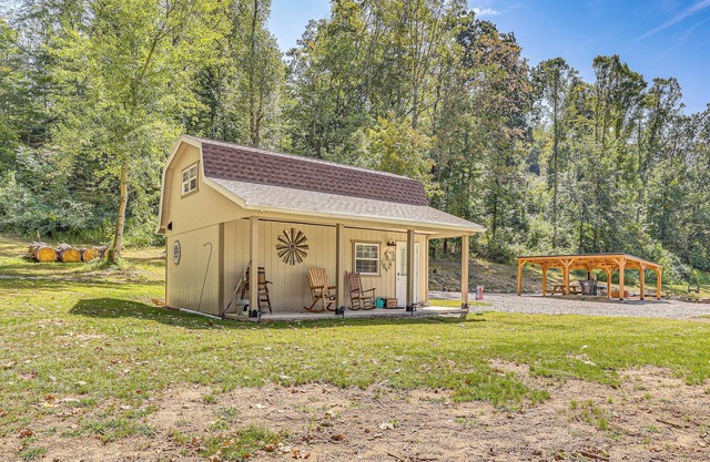 On 40 Acres: Charming Cabin in Zanesville!