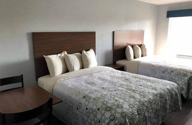 On a budget! 3 Hotel Studios Ideal for Groups with Free Parking near the Alamo