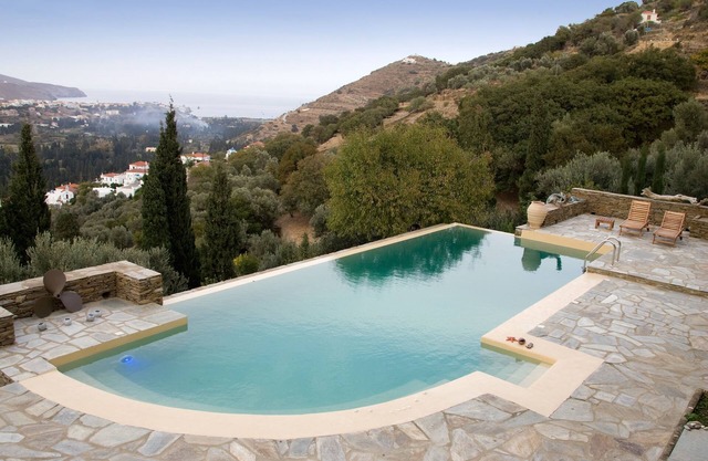 Sur une colline luxuriante, une maison de campagne isolée avec piscine à débordement et vue sans fin