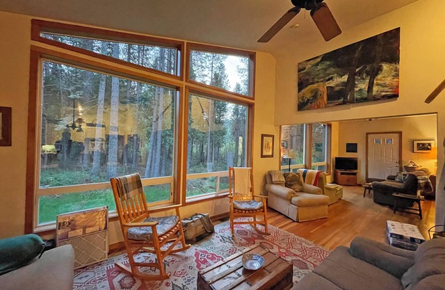 Sur une prairie par un ruisseau dans l'ombre du Mont Shasta - Wifi gratuit, plus Sleeps 8+
