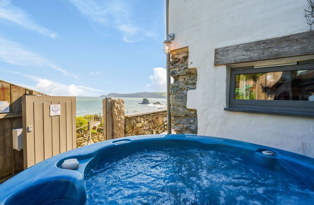 Luxueux et romantique Beach Front Cottage à Charlestown avec HotTub & Log Burner