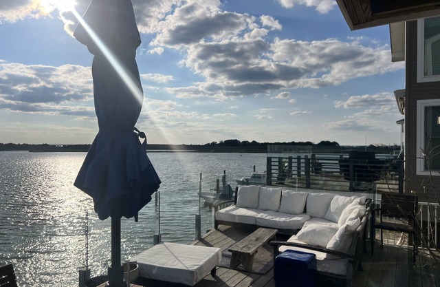 Bay House avec des vues immenses, une terrasse de style salon, une cuisine de chefs et un thème nautique