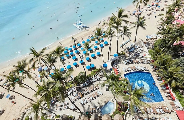 On Beautiful Waikiki Beach! Pool, Spa, 3 On-Site Restaurants, Water Activities