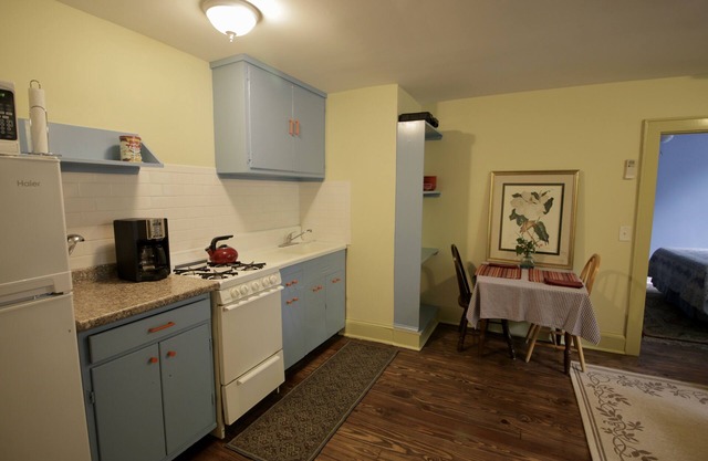 Sur le Boulevard. 4 personnes. Appartement récemment rénové! Marchez jusqu'au centre-ville et au stade.