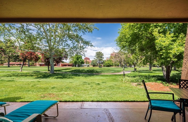 On Golf Course. Cozy, Comfortable Condo WTTH 1