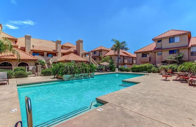 Sur la ceinture de verdure, 2 grands lits, 2 salles de bain, garage, foyer, piscine chauffée