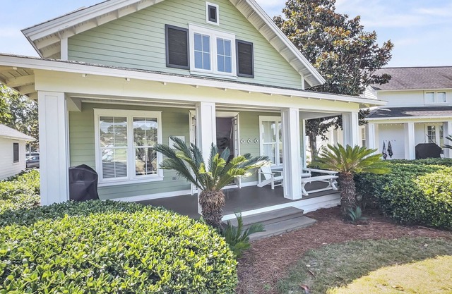 Raven's Nest Charming Cottage with 6 searer Golf Cart! Family Fun Amenities!