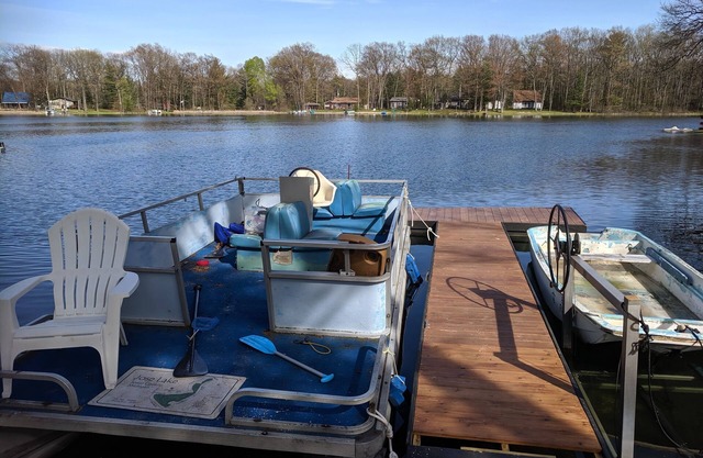 Sur le lac Joes avec kayaks, ponton, quai et plage!