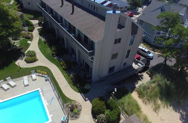 Sur le lac Michigan avec plage privée et piscine. Marchez jusqu'à la ville! Chaque fenêtre Lakeview!