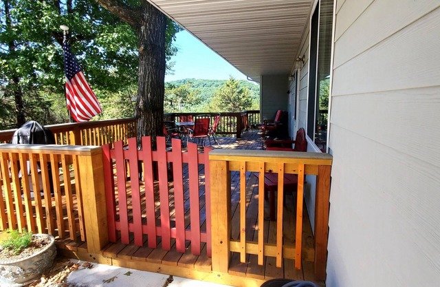 ON QUIET MOUNTAIN SIDE WITH BEAUTIFUL WOODED VIEWS