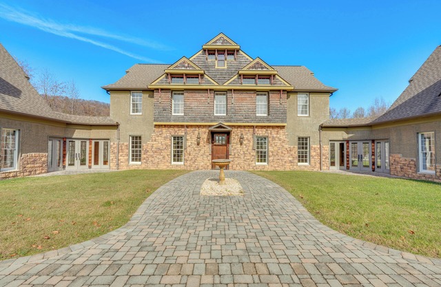 On-Site Hiking: Expansive Retreat in Kingsport!