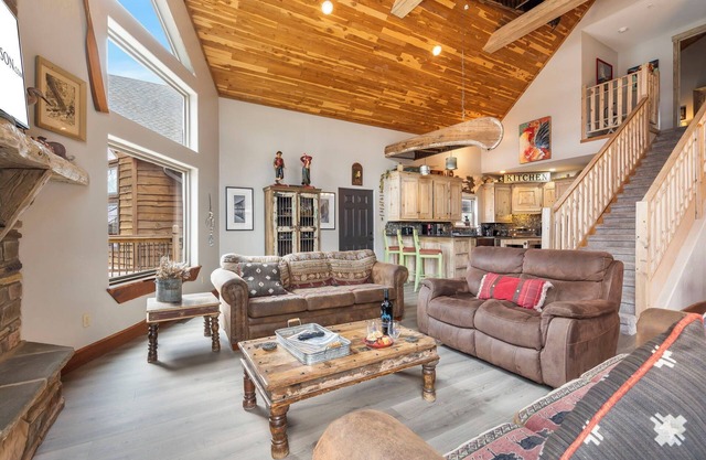 On Table Rock Shoreline-Access & Views! Pvt Hot Tub, Billiards, Deck Space, Community Amenities!