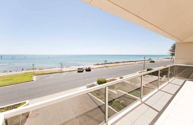 On The Beach - Glenelg, Sea Views, Cafes, Shopping