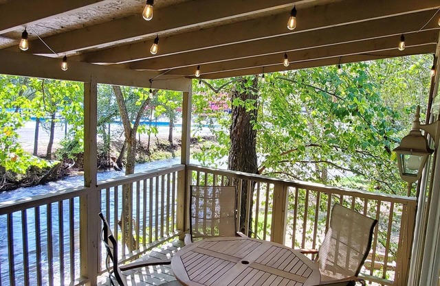 On the Hooch in HELEN Hot Tub Fireplace Dog Friendly Walk to all the fun!