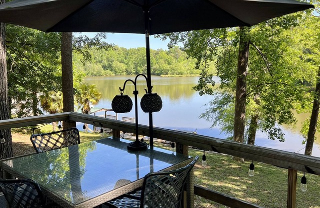 **On the Lake** Romantic Cottage for 2