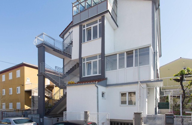 On the outskirts of Split, with the sea view, this bright apartment welcomes you.