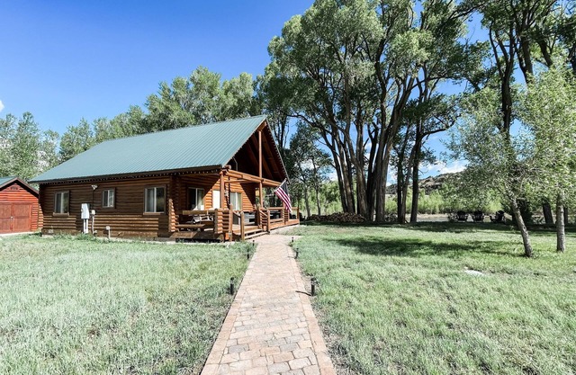 On the river! Private patio. 2 large yards. Dog friendly. Book now for summer!