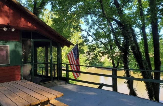 On The Rocks! Little River cabin sitting high on the banks of the White River