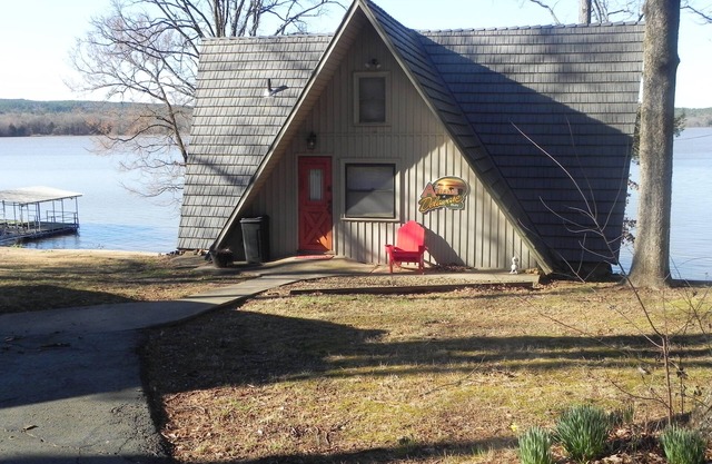 Lake Dardanelle Lakefront Cabin