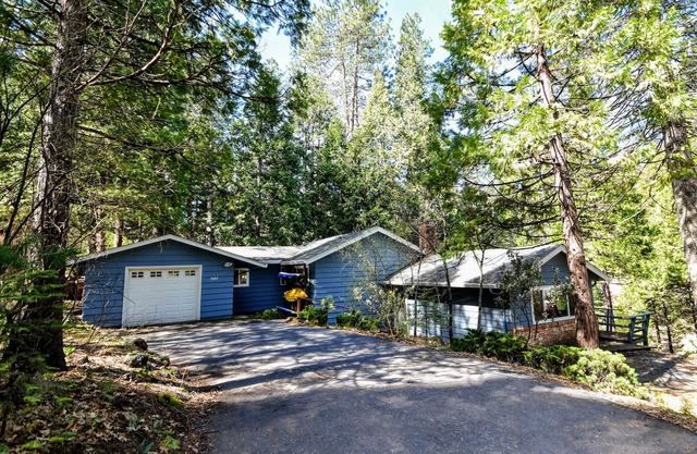 CASA CAZADORES: 4BR / 2. 5BA SUR LES RIVES DU LAC DE PINES LAKEMONT, AVEC SALLE DE REC. ET TABLE DE PISCINE, KAYAK ET CANOE