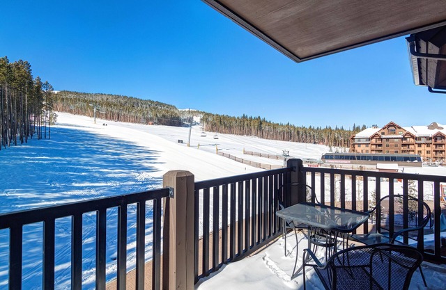 SUR LES PISTES. UNE RÉPONSE RAPIDE. Unité de coin côté ski, Crystal Peak Lodge 2BR / 2BA