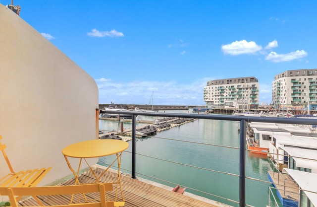 On the Water 6 with Free Parking | By My Getaways