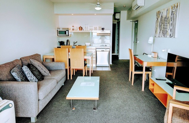 One Bed Room Suite 180 degree Harbour View & Balcony