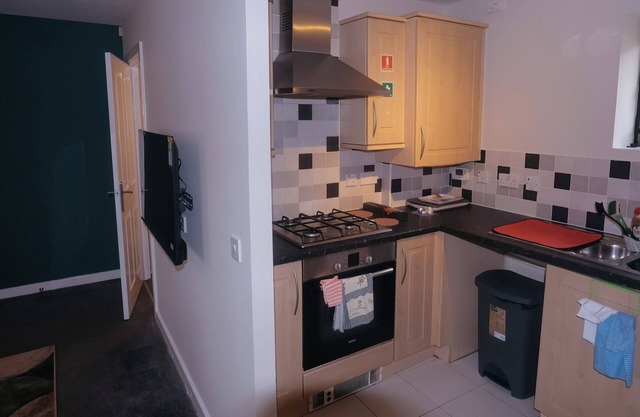 One Bedroom Apartment House with free parking & garden near M1 Junction 13 & 14