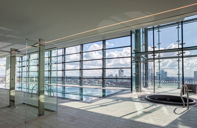 One Bedroom Apartment in Central Manchester with pool and view
