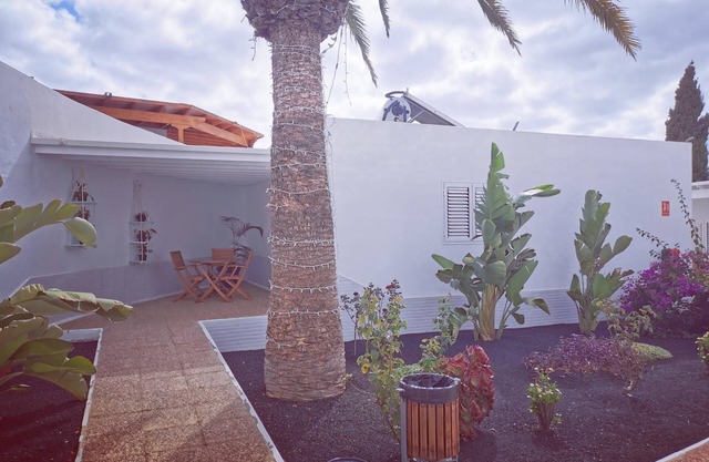 Appartement supérieur d’une chambre avec terrasse et coin repas extérieur.