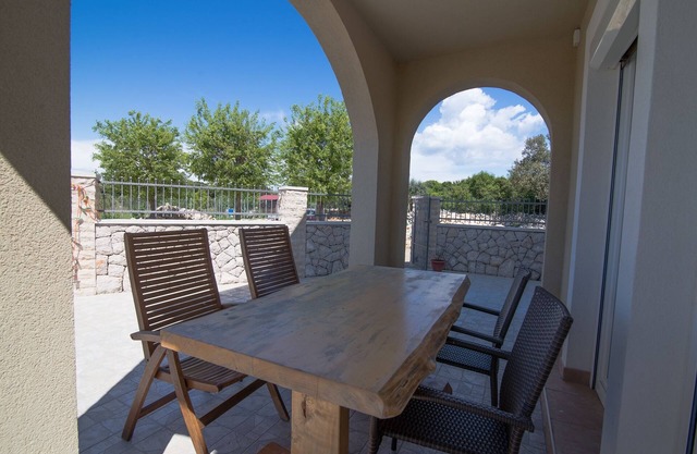 Appartement d'une chambre avec la terrasse Punta kriza, Cres (A-8082-b)