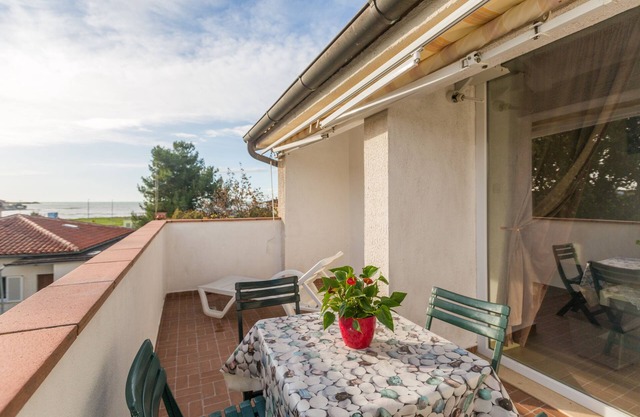Appartement d'une chambre avec la terrasse et la vue sur le mer Karigador, Novigrad (A-2534-a)