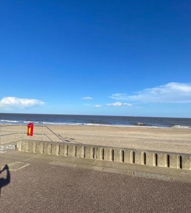 One Bedroom Apartment Near The Beach in Lowestoft by Eason Stays, Ideal For Weekend Getaways & Business Travellers - with Free parking!