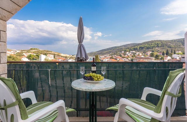 Appartement d'une chambre avec le balcon et la vue sur le mer Marina, Trogir (A-5953-c)