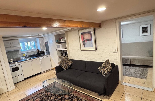 Appartement 1 Chambre Maison-Sous-Sol avec Entrée Privée