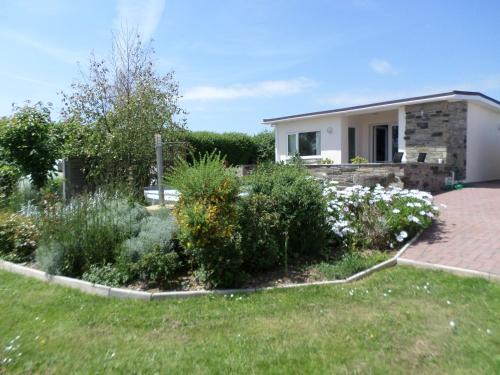 One bedroom bungalow with private garden at Parkland, near Kingsbridge
