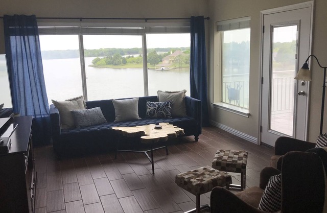 Unité Condo d'une chambre à coucher donnant sur le lac